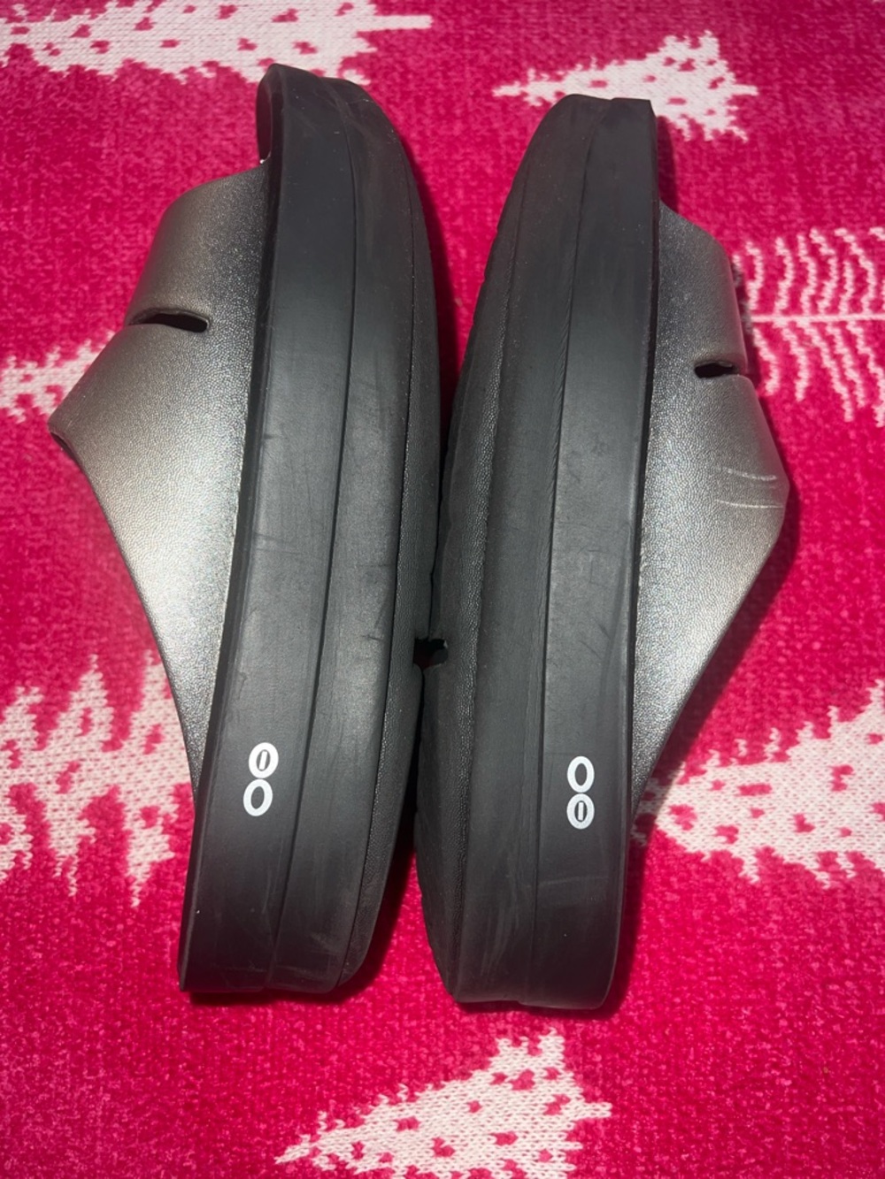 OOFOS OOmega OOahh Luxe Platform Recovery Slides- Metallic Silver - Picture 4 of 9